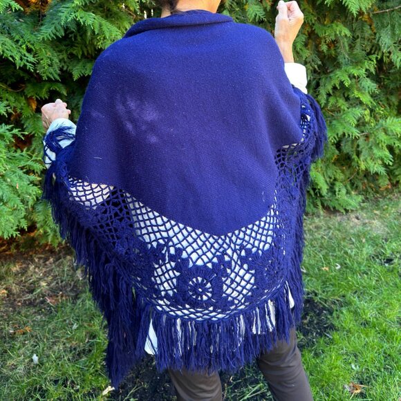 Vintage Navy Blue knit shawl from the 1970's - Picture 3 of 4